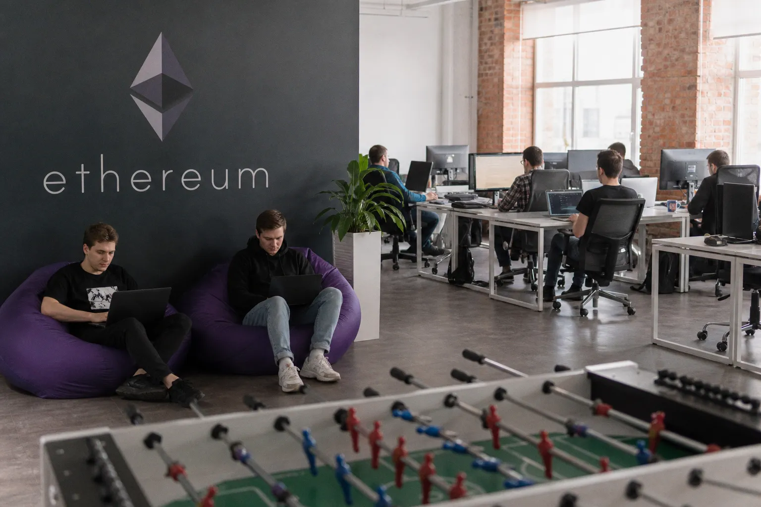Основы Ethereum: архитектура смарт-контрактов и принципы децентрализации